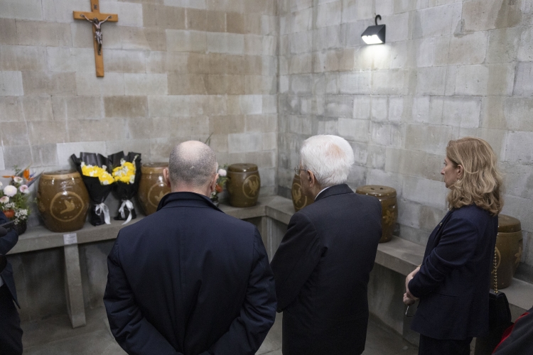 Il Presidente della Repubblica Sergio Mattarella al cimitero dei missionari cattolici, rende omaggio alla tomba del gesuita Prospero Intorcetta 