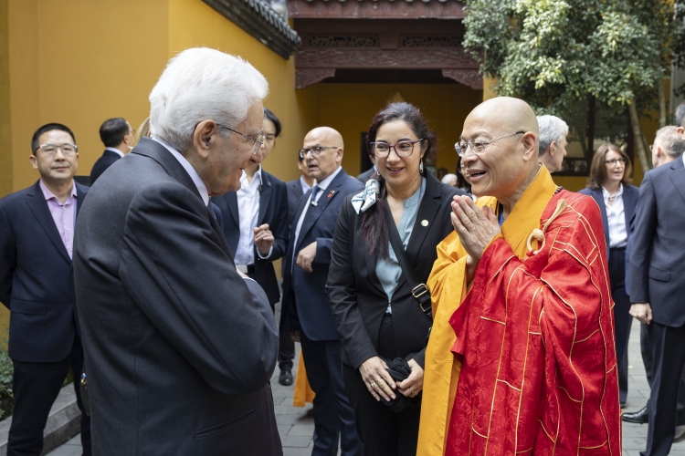 Il Presidente della Repubblica Sergio Mattarella visita il tempio Lingyin
