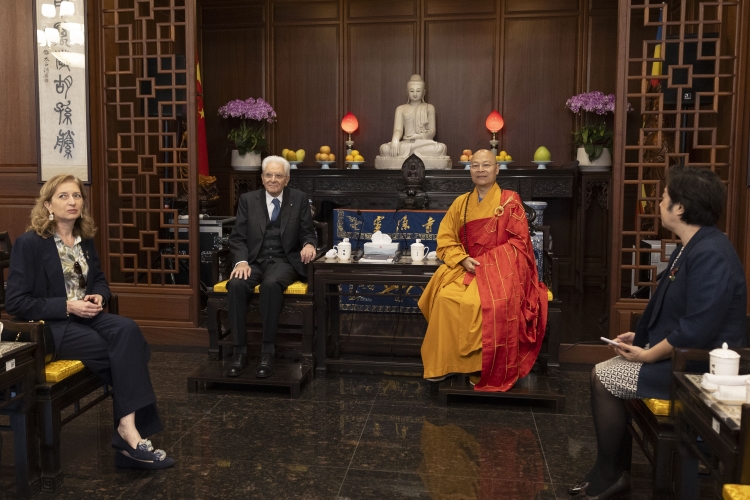 Il Presidente della Repubblica Sergio Mattarella visita il tempio Lingyin
