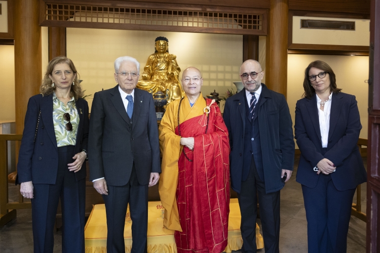 Il Presidente della Repubblica Sergio Mattarella visita il tempio Lingyin
