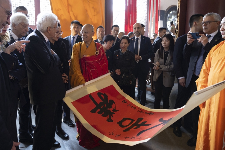 Il Presidente della Repubblica Sergio Mattarella visita il tempio Lingyin
