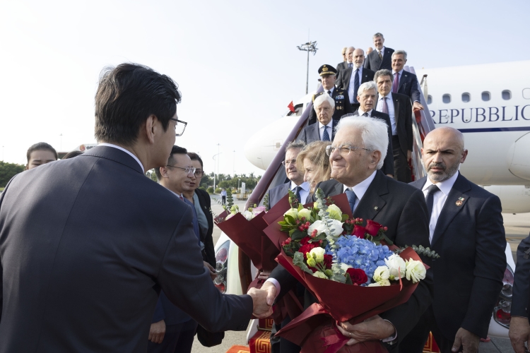 Il Presidente della Repubblica Sergio Mattarella all’aeroporto di Canton, in occasione della visita di Stato  
