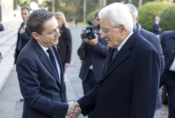 Il Presidente Sergio Mattarella accolto da Andrea Ceccherini, Presidente dell’Osservatorio Permanente Giovani - Editori, al suo arrivo alla cerimonia in occasione del venticinquesimo anniversario dell’Osservatorio