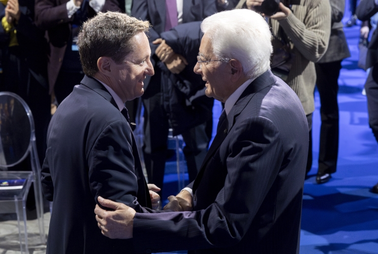 Il Presidente Sergio Mattarella con Andrea Ceccherini, Presidente dell’Osservatorio Permanente Giovani - Editori, al termine della cerimonia in occasione del venticinquesimo anniversario dell’Osservatorio