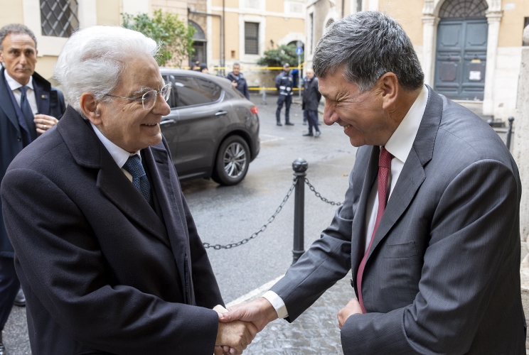 Il Presidente Sergio Mattarella accolto da Lorenzo Tagliavanti, Presidente della Camera di Commercio di Roma, in occasione della cerimonia in occasione dei 130 anni di costituzione del Touring Club italiano, dal titolo “La tradizione si fa futuro - Da 130 anni insieme per l’Italia bene comune”