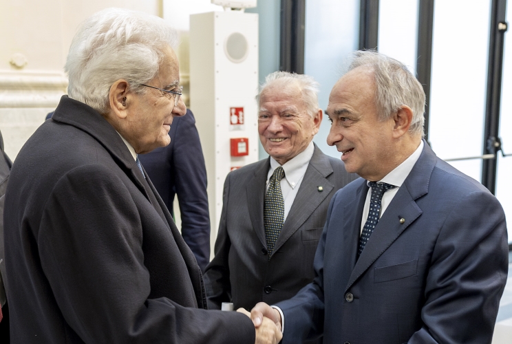 Il Presidente Sergio Mattarella saluta Gian Domenico Auricchio, Presidente del Touring Club Italiano e Franco Iseppi, Presidente Onorario del Touring Club Italiano, in occasione della cerimonia in occasione dei 130 anni di costituzione del Touring Club italiano, dal titolo “La tradizione si fa futuro - Da 130 anni insieme per l’Italia bene comune”