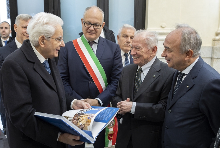 Il Presidente Sergio Mattarella con Gian Domenico Auricchio, Presidente del Touring Club Italiano e Franco Iseppi, Presidente Onorario del Touring Club Italiano, in occasione della cerimonia in occasione dei 130 anni di costituzione del Touring Club italiano, dal titolo “La tradizione si fa futuro - Da 130 anni insieme per l’Italia bene comune”