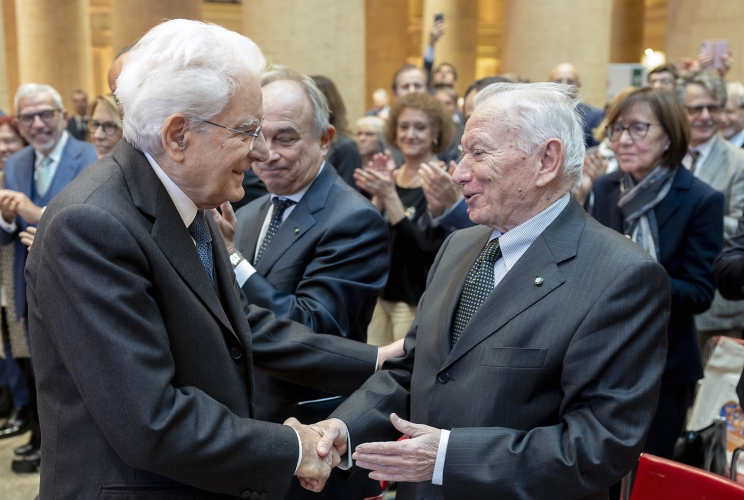 Il Presidente Sergio Mattarella con Franco Iseppi, Presidente Onorario del Touring Club Italiano, in occasione della cerimonia in occasione dei 130 anni di costituzione del Touring Club italiano, dal titolo “La tradizione si fa futuro - Da 130 anni insieme per l’Italia bene comune”