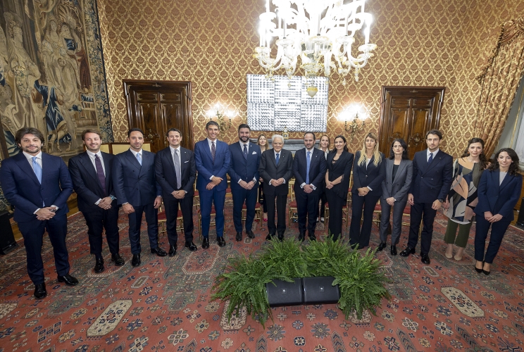 Il Presidente Sergio Mattarella con Riccardo Di Stefano, Presidente dei Giovani Imprenditori, al termine dell'incontro con una delegazione di Giovani Imprenditori di Confindustria