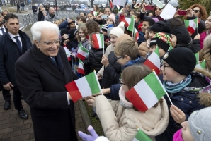 Il Presidente della Repubblica Sergio Mattarella in occasione del trentesimo anniversario dell’alluvione che colpì Alessandria e i Comuni della Regione Piemonte, risponde al saluto di alcuni studenti