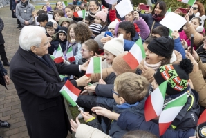 Il Presidente della Repubblica Sergio Mattarella in occasione del trentesimo anniversario dell’alluvione che colpì Alessandria e i Comuni della Regione Piemonte, risponde al saluto di alcuni studenti