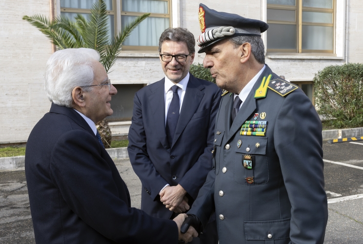 Il Presidente Sergio Mattarella accolto dal Gen. C.A. Andrea De Gennaro, Comandante generale della Guardia di Finanza e da Giancarlo Giorgetti, Ministro dell’Economia e delle Finanze, al suo arrivo alla Caserma “Gen. B. Sante Laria", in occasione dell'intervento alla Giornata della legalità finanziaria
