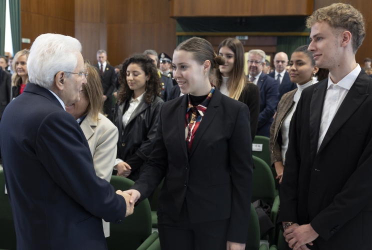 Il Presidente Sergio Mattarella saluta gli studenti del Liceo scientifico Peano di Roma che hanno partecipato alla realizzazione di un video sulla legalità