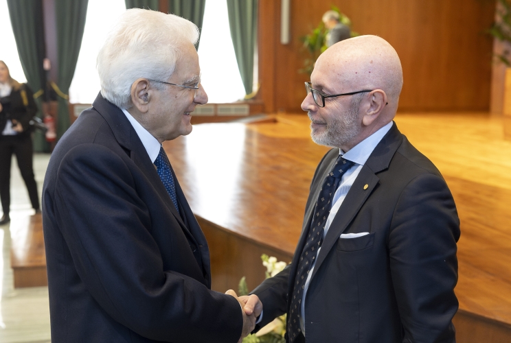 Il Presidente Sergio Mattarella con il Prof. Donato Masciandaro, Direttore del Comitato per la programmazione e il coordinamento delle attività di educazione finanziaria