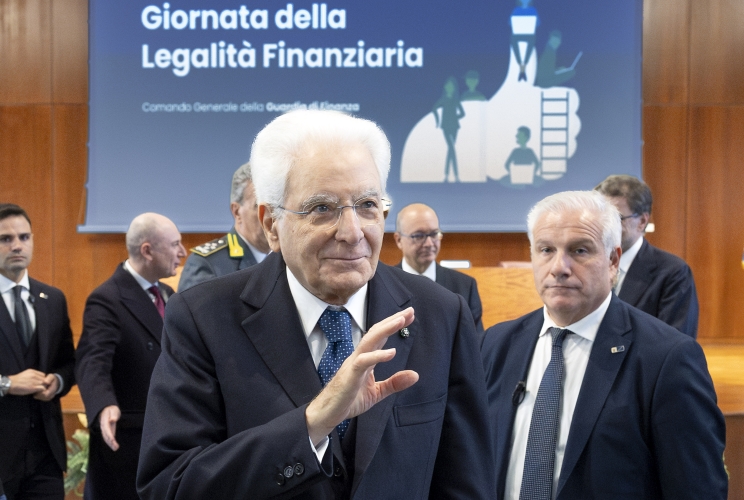 Il Presidente Sergio Mattarella al termine dell'intervento alla Giornata della legalità finanziaria