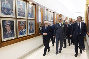 Il Presidente Sergio Mattarella lascia la Caserma “Gen. B. Sante Laria", accompagnato dal Gen. C.A. Andrea De Gennaro, Comandante generale della Guardia di Finanza e da Giancarlo Giorgetti, Ministro dell’Economia e delle Finanze, al termine dell'intervento alla Giornata della legalità finanziaria
