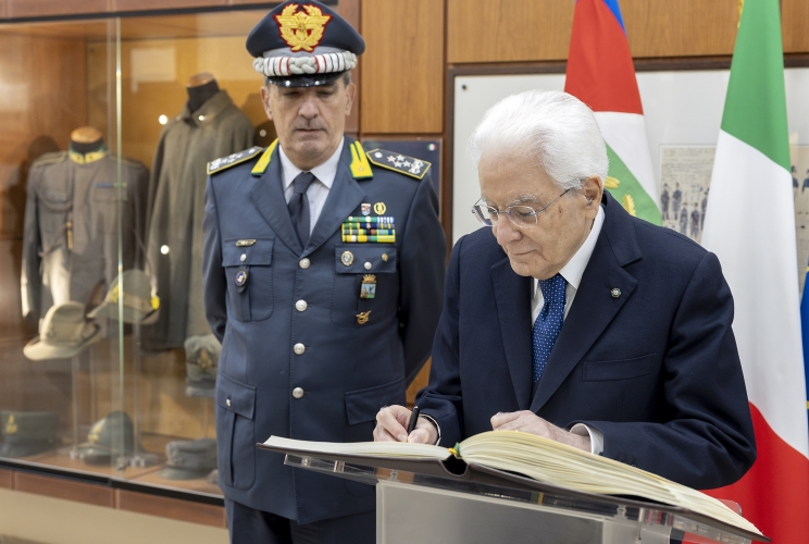 Il Presidente Sergio Mattarella, con a fianco il Gen. C.A. Andrea De Gennaro, Comandante generale della Guardia di Finanz, firma l’albo d’onore al termine dell'intervento alla Giornata della legalità finanziaria
