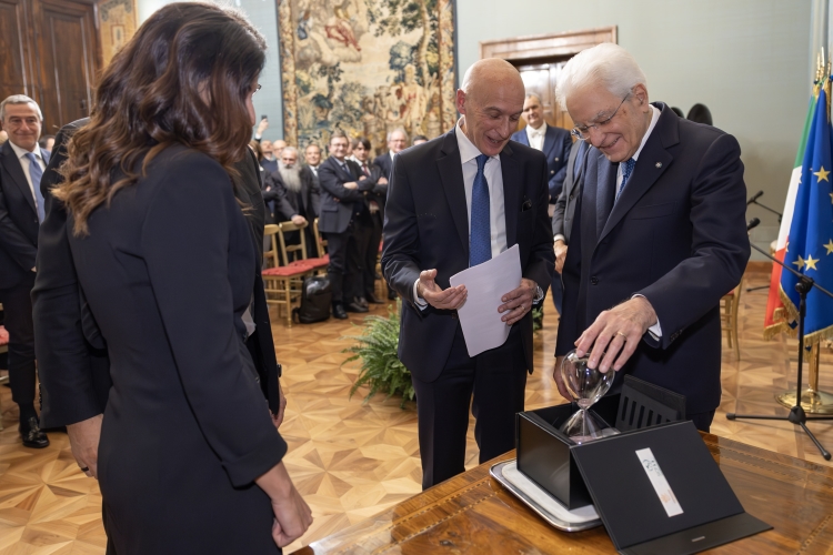 Il Presidente della Repubblica Sergio Mattarella con Giorgio Trizzino Responsabile sanitario SAMOT e una rappresentanza del mondo delle Cure Palliative 
