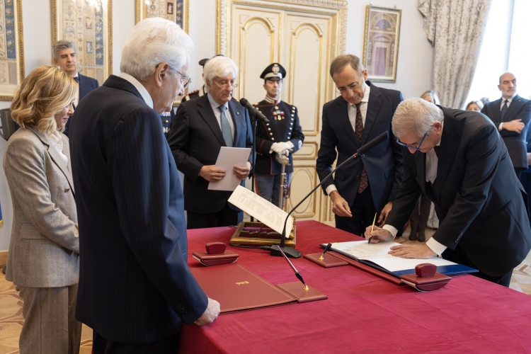 Il Presidente della Repubblica Sergio Mattarella in occasione del giuramento del Ministro senza portafoglio Tommaso Foti 

