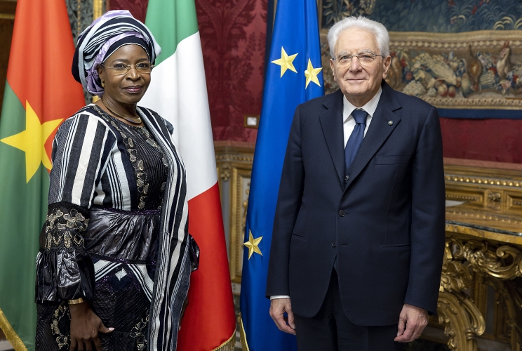 Il Presidente della Repubblica Sergio Mattarella con S.E. la Signora K.E. Cyrille Ganou/Badolo, nuovo Ambasciatore della Repubblica del Burkina Faso, in occasione della presentazione delle Lettere Credenziali
