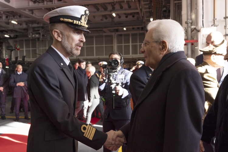 Il Presidente della Repubblica Sergio Mattarella saluta Francesco Marzi, Comandante nave Trieste, in occasione della cerimonia di immissione in servizio della Nave Trieste della Marina Militare e del giuramento dei cadetti  

