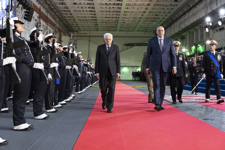 Il Presidente della Repubblica Sergio Mattarella accompagnato da Guido Crosetto, Ministro della difesa, passa in rassegna lo schieramento 
