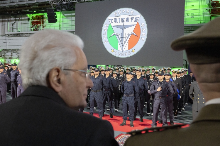 Il Presidente della Repubblica Sergio Mattarella a bordo di Nave Trieste in occasione della cerimonia di immissione in servizio
