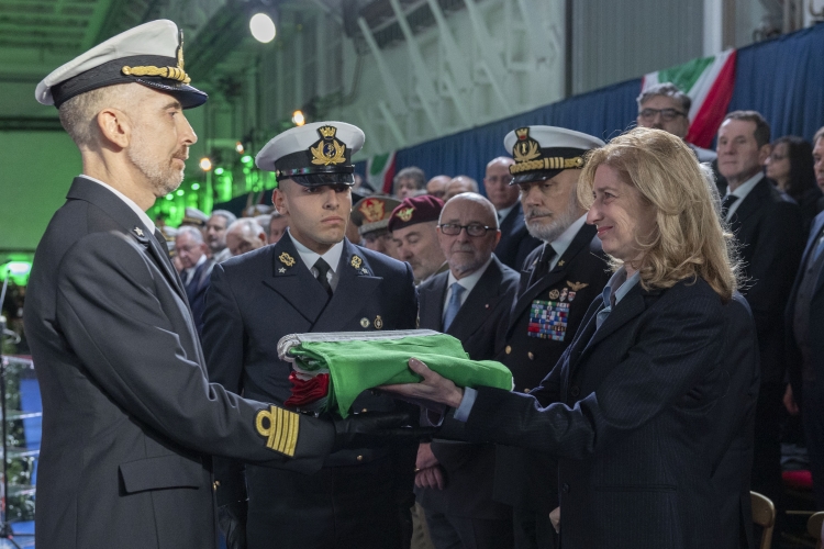 La Madrina di Nave Trieste, la Signora Laura Mattarella, consegna la Bandiera navale della Marina Militare a Francesco Marzi, Comandante nave Trieste
