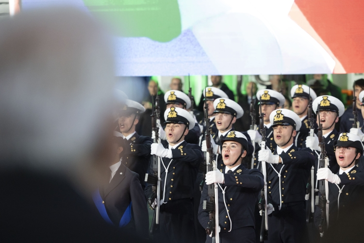 Il Presidente della Repubblica Sergio Mattarella a bordo di Nave Trieste in occasione della cerimonia di immissione in servizio della Nave Trieste della Marina Militare e del giuramento dei cadetti  
