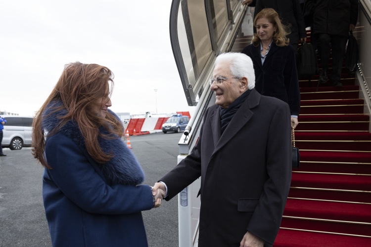 Il Presidente della Repubblica Sergio Mattarella e la Signora Laura a Parigi, accolti dall'Ambasciatrice Emanuela D'Alessandro in occasione della cerimonia di riapertura della Cattedrale di Notre-Dame
