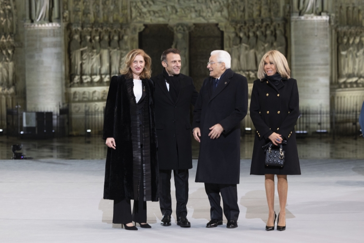 Il Presidente della Repubblica Sergio Mattarella e la Sig.ra Laura con Emmanuel Macron Presidente della Repubblica francese, in occasione della cerimonia di riapertura della Cattedrale di Notre-Dame
