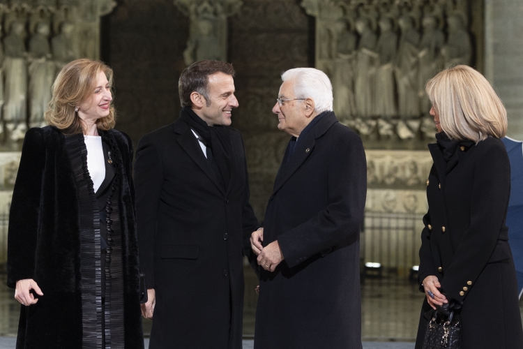 Il Presidente della Repubblica Sergio Mattarella e la Sig.ra Laura con Emmanuel Macron Presidente della Repubblica francese, in occasione della cerimonia di riapertura della Cattedrale di Notre-Dame
