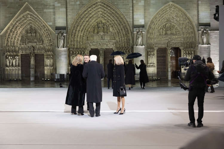 Il Presidente della Repubblica Sergio Mattarella e la Sig.ra Laura con Emmanuel Macron Presidente della Repubblica francese, in occasione della cerimonia di riapertura della Cattedrale di Notre-Dame
