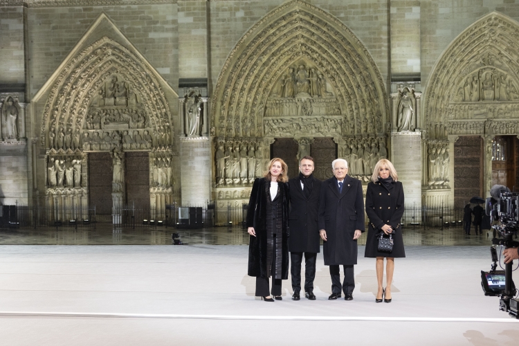 Il Presidente della Repubblica Sergio Mattarella e la Sig.ra Laura con Emmanuel Macron Presidente della Repubblica francese, in occasione della cerimonia di riapertura della Cattedrale di Notre-Dame
