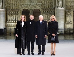 Il Presidente della Repubblica Sergio Mattarella e la Sig.ra Laura con Emmanuel Macron Presidente della Repubblica francese, in occasione della cerimonia di riapertura della Cattedrale di Notre-Dame

