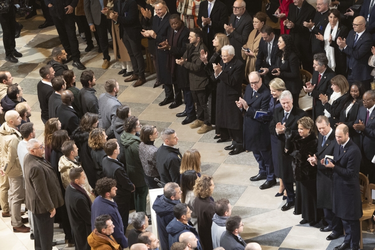 Il Presidente della Repubblica Sergio Mattarella e la Sig.ra Laura in occasione della cerimonia di riapertura della Cattedrale di Notre-Dame
