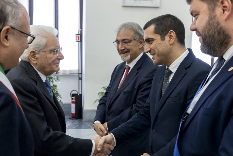 Il Presidente Sergio Mattarella saluta Michele De Pascale, Presidente dell’UPI, in occasione della 35ª Assemblea Congressuale delle Province italiane