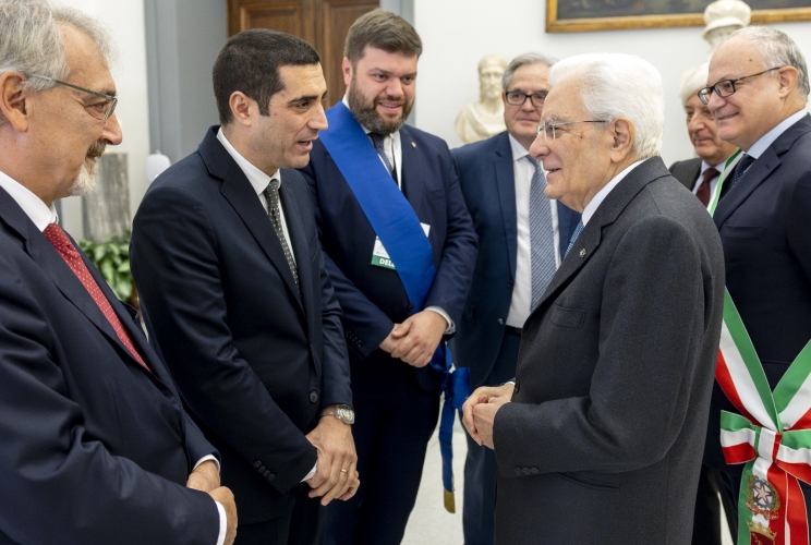 Il Presidente Sergio Mattarella con Francesco Rocca, Presidente della Regione Lazio, Michele De Pascale, Presidente dell’Unione Province d’Italia, Alessandro Romoli, Presidente dell’Unione Province d’Italia Lazio e Presidente della Provincia di Viterbo, Piero Antonelli, Direttore generale dell’Unione Province d’Italia e Roberto Gualtieri, Sindaco di Roma Capitale, in occasione della 35ª Assemblea Congressuale delle Province italiane
