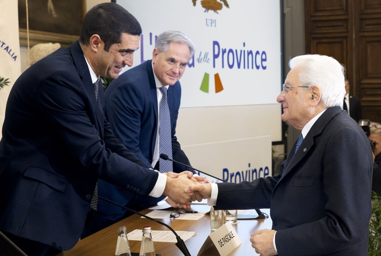 Il Presidente Sergio Mattarella saluta Michele De Pascale, Presidente dell’UPI, in occasione della 35ª Assemblea Congressuale delle Province italiane