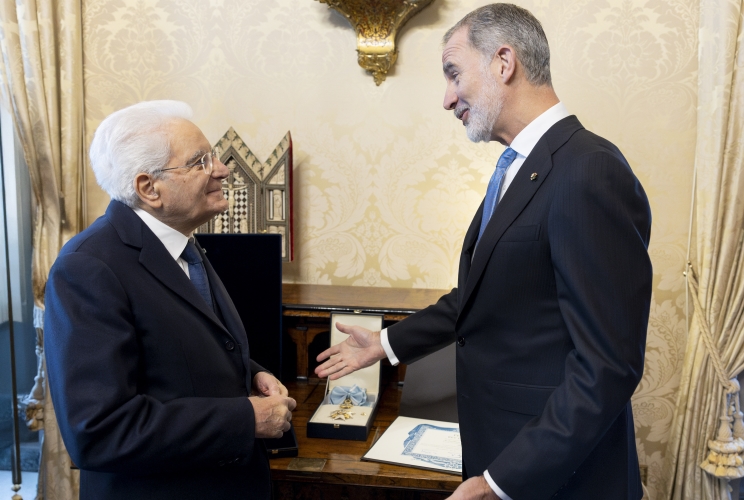 Il Presidente della Repubblica Sergio Mattarella riceve da Sua Maestà il Re Felipe VI di Spagna l'onorificenza di Gran Croce del Reale e Illustre Ordine Spagnolo di Carlo III