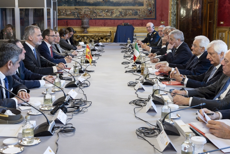 Il Presidente Sergio Mattarella e Sua Maestà il Re Felipe VI di Spagna nel corso dei colloqui allargati alle rispettive delegazioni