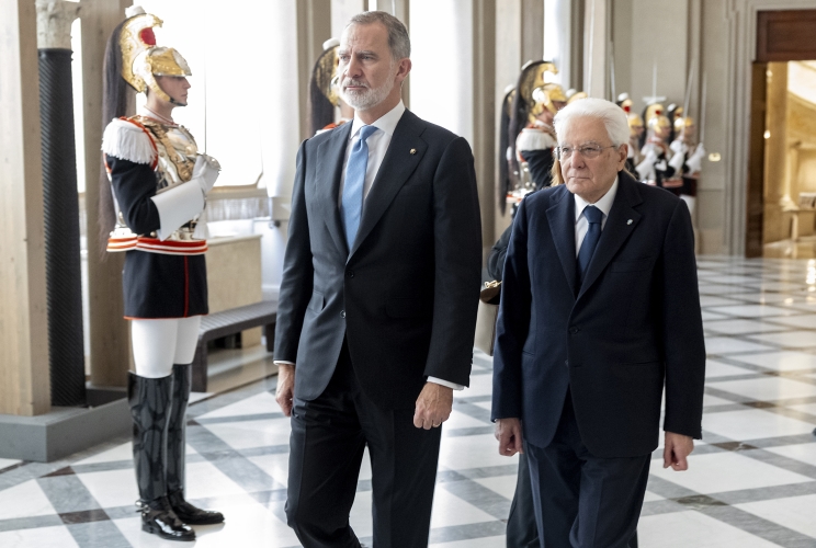Il Presidente Sergio Mattarella e Sua Maestà il Re Felipe VI di Spagna al termine dei colloqui attraversano il Loggiato d'Onore per le dichiarazioni alla stampa