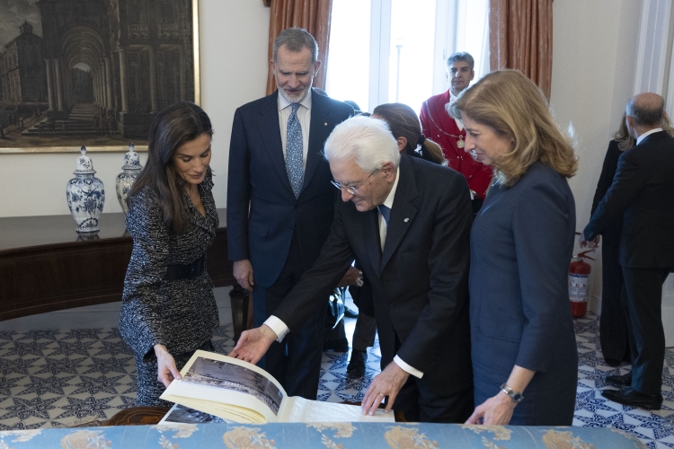 Il Presidente Sergio Mattarella e la Sig.ra Laura con le Loro Maestà il Re Felipe VI e la Regina Letizia di Spagna a Villa Rosebery
