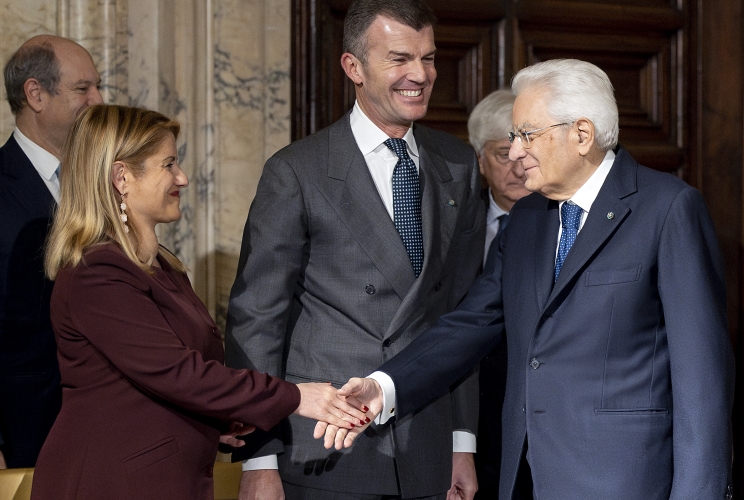 Il Presidente Sergio Mattarella saluta Giorgio Silli, Sottosegretario di Stato al Ministero degli affari esteri e della cooperazione internazionale e Maria Tripodi, Sottosegretario di Stato al Ministero degli affari esteri e della cooperazione internazionale, in occasione della cerimonia per lo scambio degli auguri di fine anno con il Corpo Diplomatico