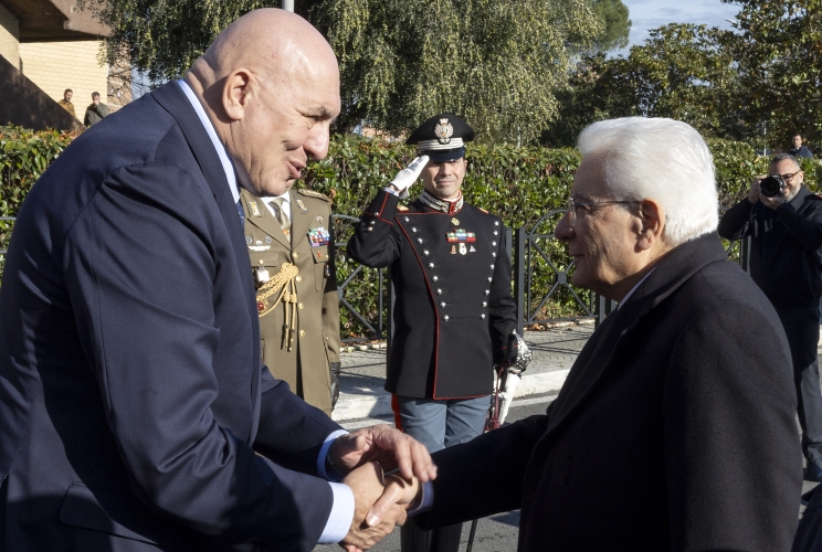 Il Presidente Sergio Mattarella accolto dal Ministro della Difesa Guido Crosetto al suo arrivo  all'Aeroporto “Francesco Baracca”, in occasione dell'intervento alla sede del Comando Operativo di Vertice 
 Interforze in occasione del collegamento in videoconferenza per rivolgere gli auguri ai contingenti militari italiani impegnati nei teatri di operazioni internazionali