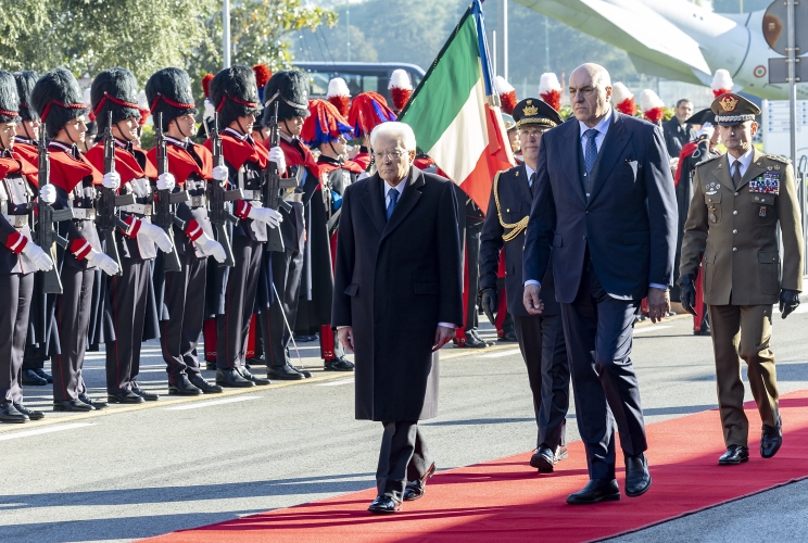 Il Presidente Sergio Mattarella e il Ministro della Difesa Guido Crosetto al suo arrivo  all'Aeroporto “Francesco Baracca”, in occasione dell'intervento alla sede del Comando Operativo di Vertice Interforze in occasione del collegamento in videoconferenza per rivolgere gli auguri ai contingenti militari italiani impegnati nei teatri di operazioni internazionali