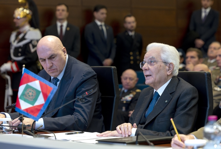 Il Presidente Sergio Mattarella con a fianco il Miistro della Difesa Guido Crosetto in occasione dell'intervento alla sede del Comando Operativo di Vertice Interforze in occasione del collegamento in videoconferenza per rivolgere gli auguri ai contingenti militari italiani impegnati nei teatri di operazioni internazionali