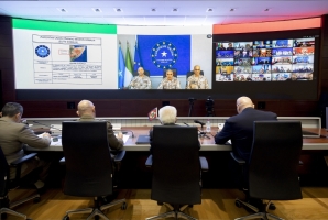 Il Presidente Sergio Mattarella con a fianco Guido Crosetto, Ministro della difesa, il Gen. C.A. Luciano Portolano, Capo di stato maggiore della difesa e il Gen. C.A. Francesco Paolo Figliuolo, Comandante del Comando Operativo di Vertice Interforze, in occasione dell'intervento alla sede del COVI, in occasione del collegamento in videoconferenza per rivolgere gli auguri ai contingenti militari italiani impegnati nei teatri di operazioni internazionali