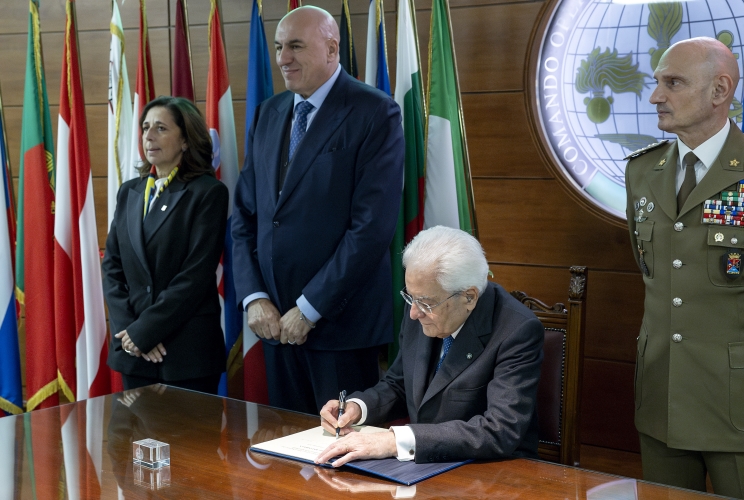 Il Presidente Sergio Mattarella in occasione dell'intervento alla sede del Comando Operativo di Vertice Interforze in occasione del collegamento in videoconferenza per rivolgere gli auguri ai contingenti militari italiani impegnati nei teatri di operazioni internazionali