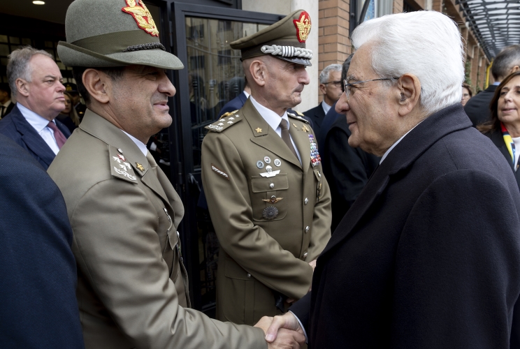 Il Presidente Sergio Mattarella saluta il Gen. C.A. Francesco Paolo Figliuolo, Comandante del Comando Operativo di Vertice Interforze, al termine dell'intervento alla sede del Comando Operativo di Vertice Interforze in occasione del collegamento in videoconferenza per rivolgere gli auguri ai contingenti militari italiani impegnati nei teatri di operazioni internazionali